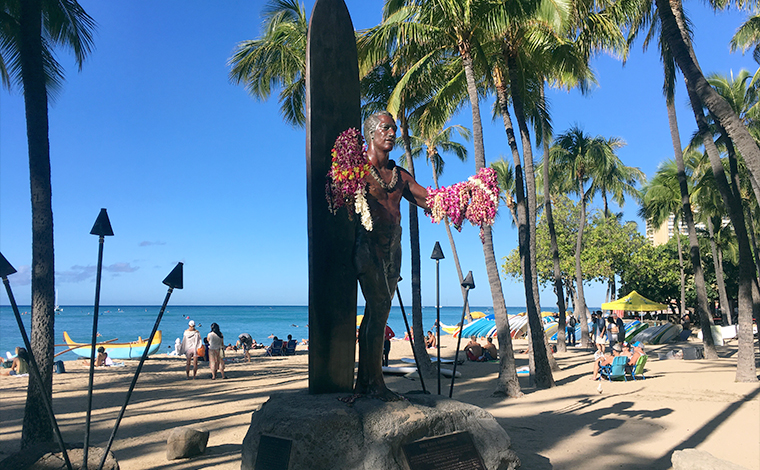 ワイキキビーチに立つ、デューク・カハナモク像