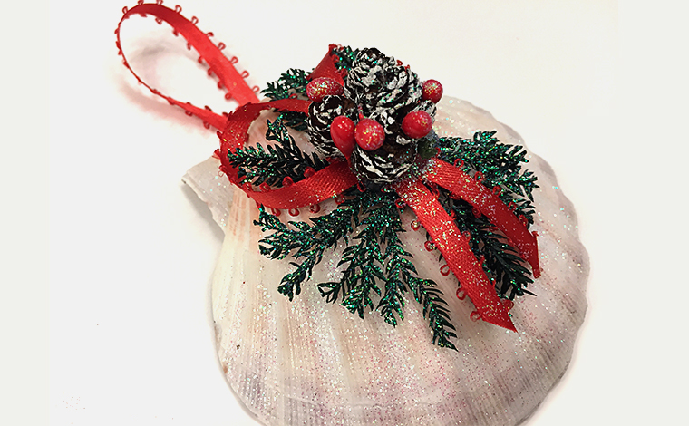 ハワイならではの、遊び心あふれるオーナメントがたくさん！<br />
オーナメント各種＄6.99～