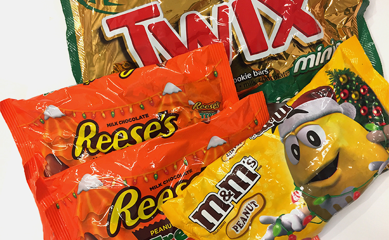定番お菓子もクリスマス仕様で華やかに<br />
M＆M’S＄5.99、Reese’s＄5.49、TWIX＄6.59