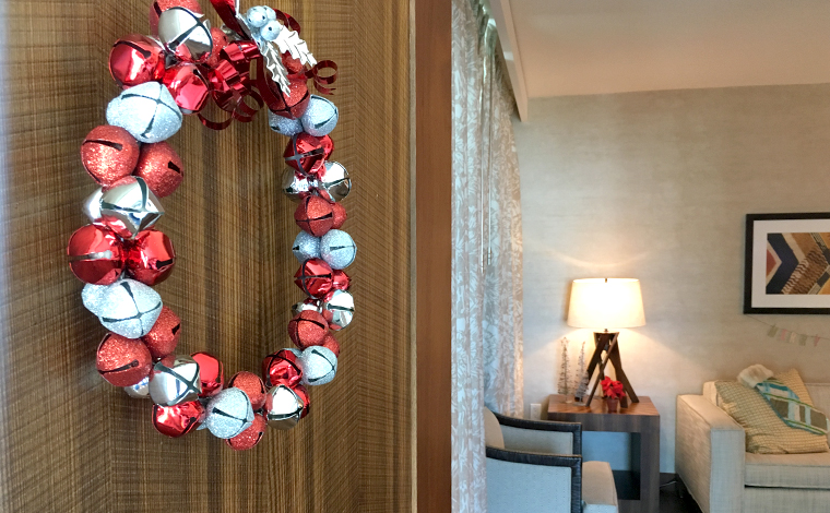 ザ・グランドアイランダー・ヒルトングランドバケーションズクラブのリビングルーム。飾りやすいリースは、材料をそろえて家族みんなで手づくりしても。