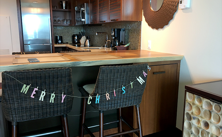 ザ・グランドアイランダー・ヒルトングランドバケーションズクラブのフルキッチン。デコレーションで手軽な空間アクセントを。クリスマス気分を盛り上げます。