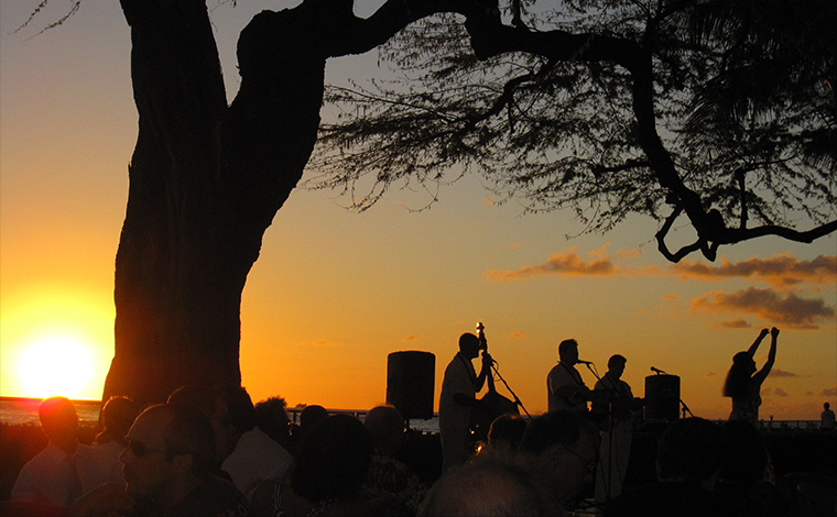 オアフ島でのサンセットフラ。樹齢100年以上と言われるキアヴェの木の下、幻想的なステージが繰り広げられます。