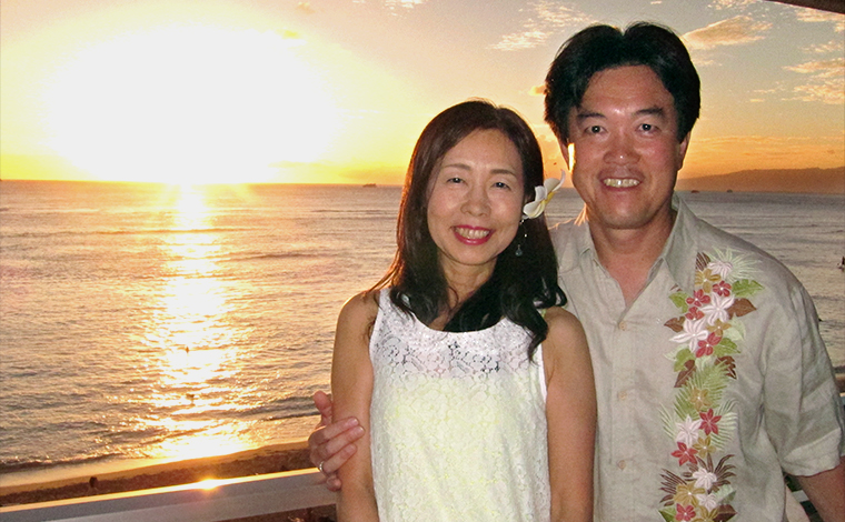 素晴らしいオーシャンビューのサンセットを望む、とあるレストランのラナイにて。