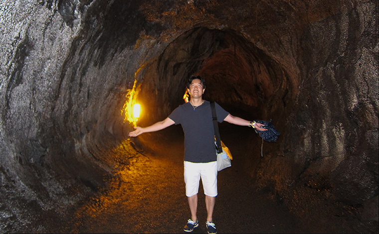 ハワイ火山国立公園内にある溶岩トンネル、サーストン・ラバ・チューブにて。パワースポットのひとつとしても人気です。<br />
