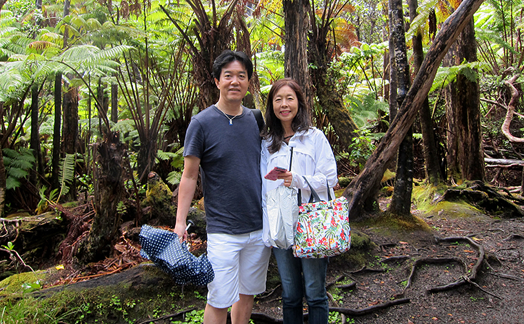 ハワイ火山国立公園にて。火山によって作り出された変化に富んだ自然は、オアフ島とはまた違った魅力にあふれています。