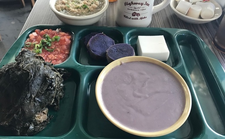 カカアコ地区にある「Highway Inn」では、ハワイのローカルフードがたくさん。定番のロコモコや、今回ご紹介した伝統料理の数々が楽しめます。