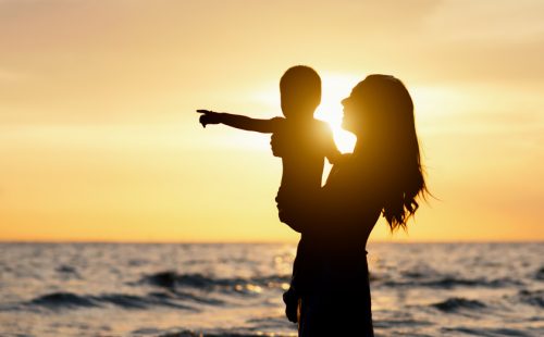 ハワイの美しい自然を感じて、家族との特別な時間を楽しむ。