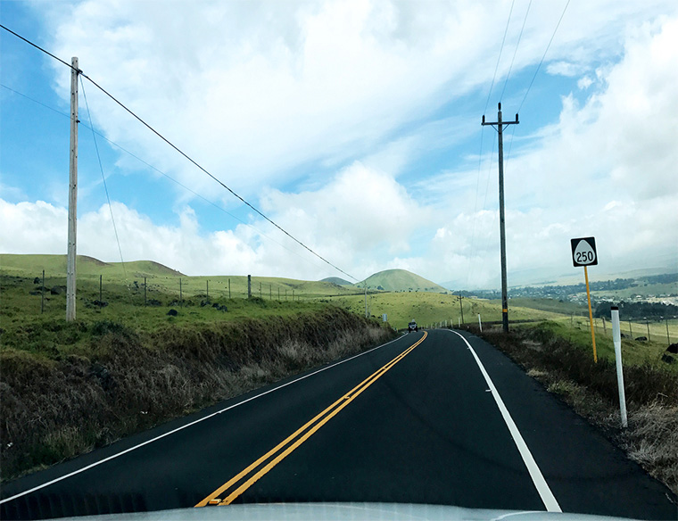 コハラ・マウンテン・ロード（250号線）。広大な自然が目の前に。<br />
