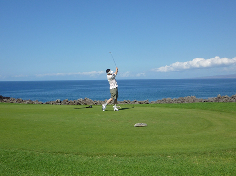 ところどこに剥き出しの溶岩が配されているマウナラニサウスコース