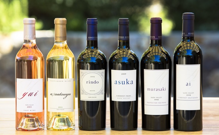 ケンゾー エステイトの上質なワインのラインナップ。メインブランドである「紫鈴 rindo」は、完熟した果実のアロマが心地良く鼻腔を擽り、優しく豊かな果実味ときめ細かくなめらかなタンニンがバランスよく広がります。