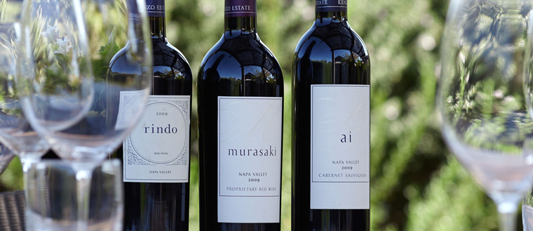 ケンゾーエステイトでは、葡萄畑、醸造所をめぐりながらケンゾーエステイトの歴史やワインへ造りへのこだわりをご説明し、試飲をするワイナリーツアーを開催しています。日本から、送迎付きの日帰りオプショナルツアーに参加して、美味しいワインの試飲が楽しめます。