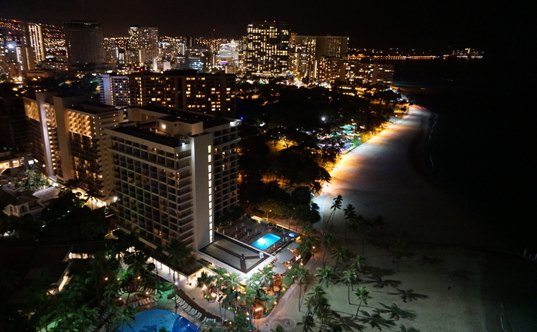 ヒルトン・ハワイアン・ビレッジ・ワイキキ・ビーチ・リゾートから臨む、ワイキキの夜景。