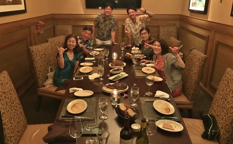ホノルルの人気レストラン「ルースズ・クリス・ステーキハウス」にて。6名用個室の利用でプライベートパーティのような雰囲気に。