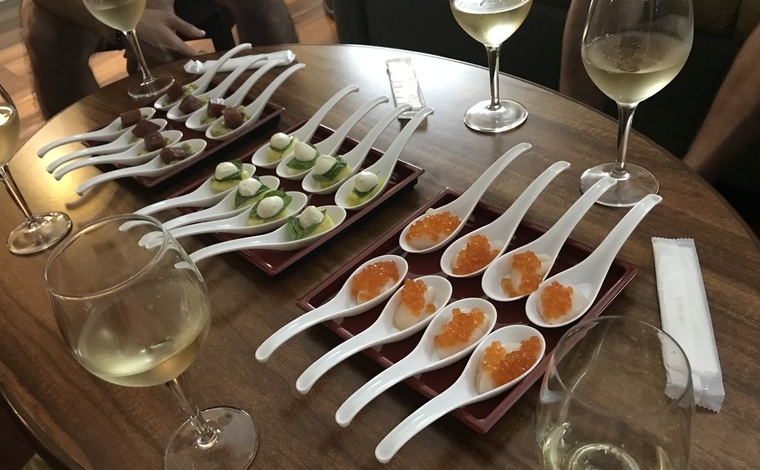 マグロのポキ＆ワカモレ、パイナップルのカプレーゼなどハワイならではのアレンジを加えた柳澤さまお手製の前菜。日本から持参したレンゲを用いておしゃれに。