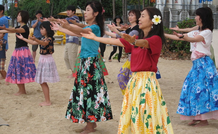 砂浜、海、太陽、風…。あらゆる自然のパワーに包まれるモーニング・フラでパワーチャージすれば、身も心も洗われた気分に。