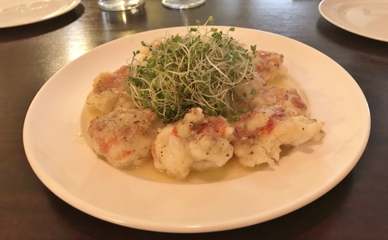 柳澤さま手作りのオマール海老のソテー。醤油や小麦粉などの食材を日本から持っていけば豪華メニューもリーズナブルに調理可能。<br />
