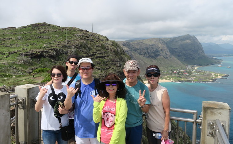 柳澤さまご夫婦と奥様のお姉様ご夫婦＆甥御さまご夫婦、計6人でマカプウ岬へ。青い海と緑のコントラストが美しい絶景スポットです。