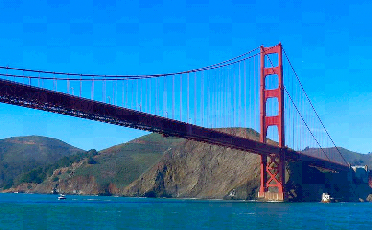 サンフランシスコ湾とゴールデンゲート海峡を結ぶ「ゴールデンゲートブリッジ」。全長2,737メートルにも渡ります。<br />
<br />
