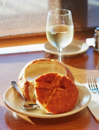 熱々のパンと一緒に頬張るブレッドボールのクラムチャウダー。