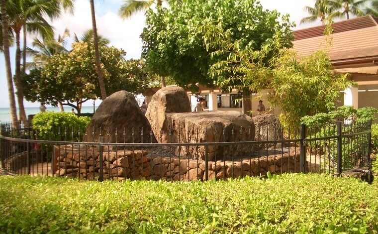 ワイキキの中心に鎮座するパワーストーン「カパエマフ・ストーン」