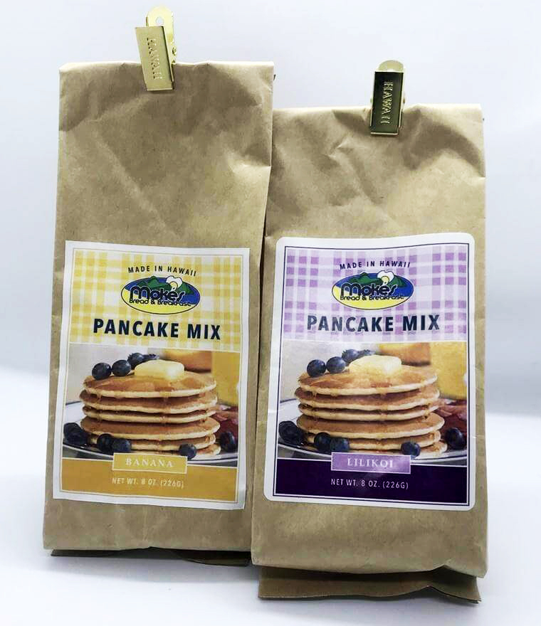 Moke’s Bread ＆Breakfastカイルア店で販売されているパンケーキミックス　バナナ（右）／リリコイ（左）。<br />
定番でない珍しいフレーバーが人気。各＄5<br />
<br />
