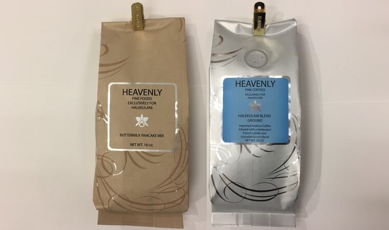 ハレクラニ・ブティックのバターミルクパンケーキミックス（左）＄13、ヘブンリーコーヒー（右）＄18