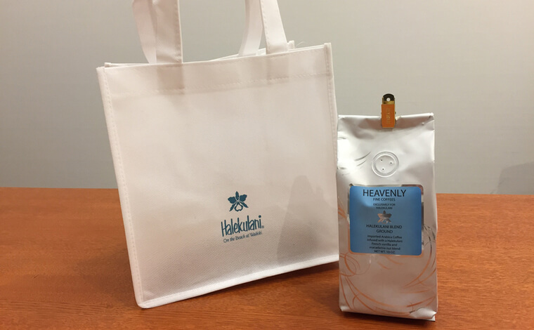 ハレクラニのパッケージバッグがついています。