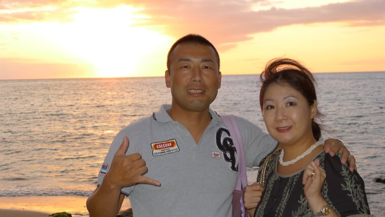 コハラコーストのロマンチックなピンクサンセットをバックに。