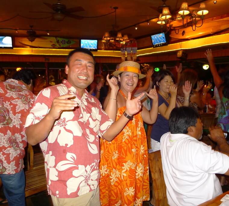 オアフ島にあるレストラン、ルルズ・ワイキキにて。食事はもちろん、人気ミュージシャンのライブも楽しめるとあって、お気に入りのスポット。<br />
