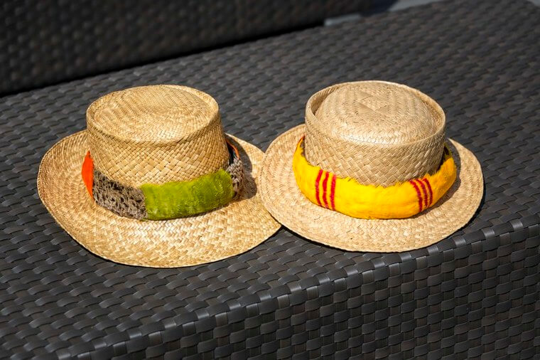 バケーションには必ず持参されるというラウハラ細工のお帽子はトレードマーク。ハットバンドは、安東様ご自身がハワイで習得して自作したものだとか。この帽子をきっかけに地元の人と会話が弾むことも。