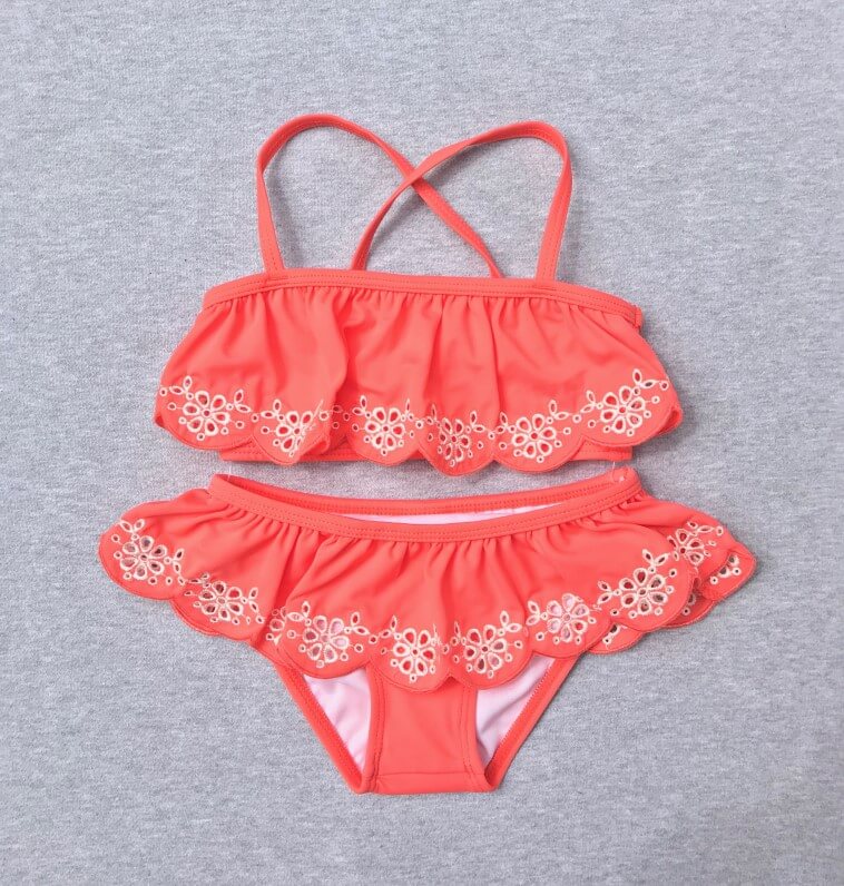 フリルたっぷりで動くたびに揺れる可愛いデザインのセパレート型水着＄16.99（Janie and Jack）