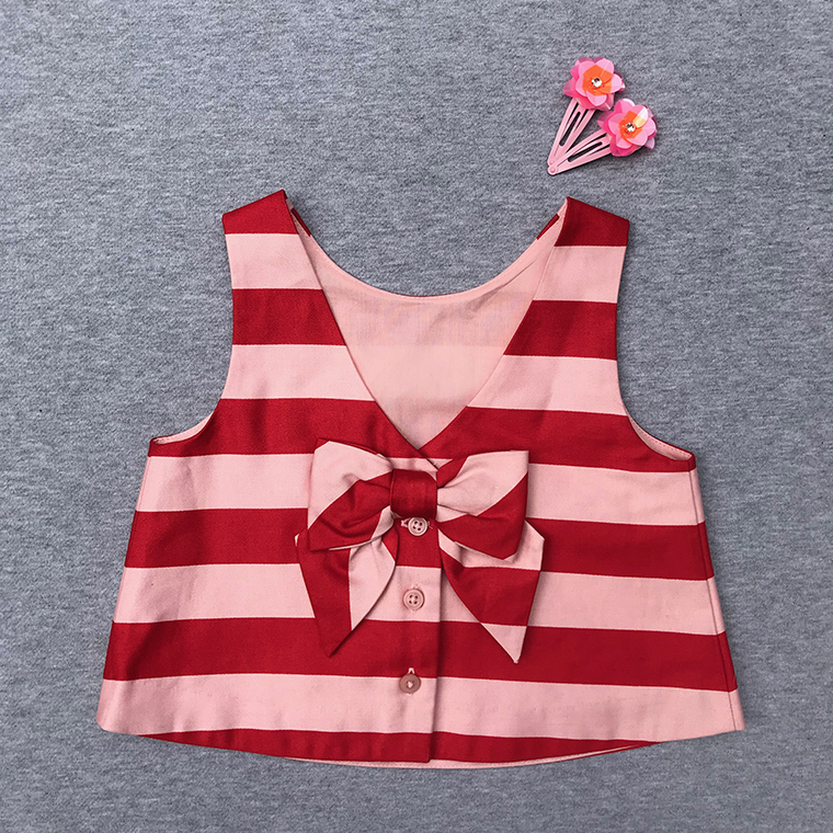 上/お花の髪留め＄10（J.Crew）、下／リボン付ボーダートップ＄10.99（Janie and Jack）いずれもアラモアナセンター内