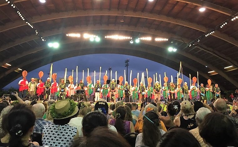 メリー・モナークのコンテスト本選の前に披露されるホイケ。