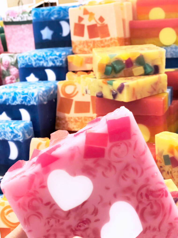 ハートや星や月などの柄も楽しいオーガニックソープ。レモングラスやハイビスカスなど優しい香りに満たされます。