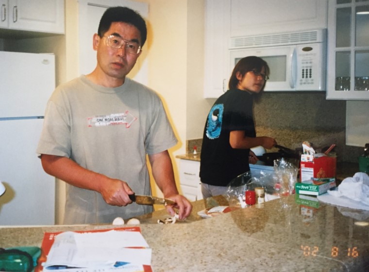 16年前のお写真。岩嗣さまやお嬢様も率先してキッチンに立ち、ご家族みんなで食事を作られたのだとか。