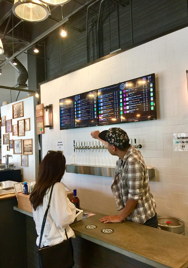 カカアコ地区ソルト＠アウア・カカアコという複合施設内にある「ビレッジボトルショップ＆テイスティング」。１６種類から相談しながらクラフトビールが選べます。