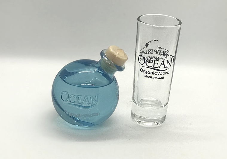 Ocean Organic Vodka　50ml（トラベルサイズ）＄8.99と一緒に贈りたいショットグラス＄4.95
