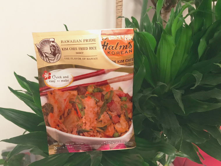 ハワイのローカルに人気のキムチ味。「ハワイアン・プライド」は使い勝手が良く、ご飯を炒める時に混ぜるだけ。＄1.48（ウォルマートにて）<br />
