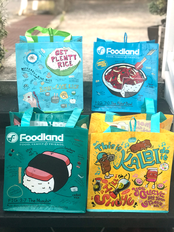 モチーフがユニークなエコバッグ。いずれも＄2.99（フードランドにて）