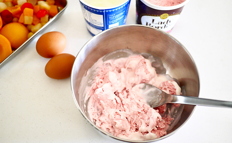 オーブンスイーツの材料を混ぜる