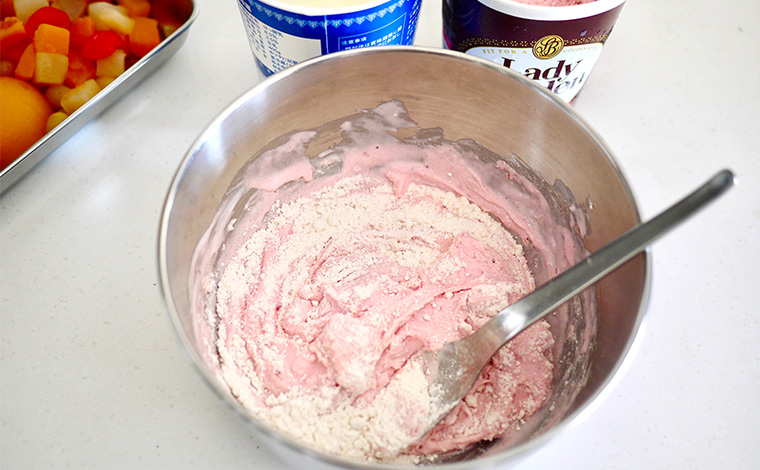 ホットケーキミックスを加えて混ぜる