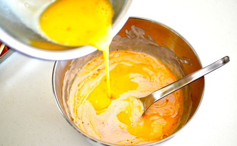 溶き卵を入れて混ぜる