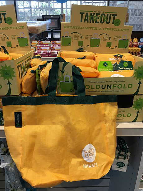 ホールフーズロゴ入りの携帯バッグ＄3.99クイーン店にて