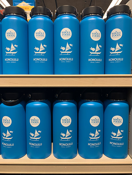 ヨットのイラストが可愛いホールフーズ限定バージョン。＄37.75〜（サイズにより値段が異なります）クイーン店にて