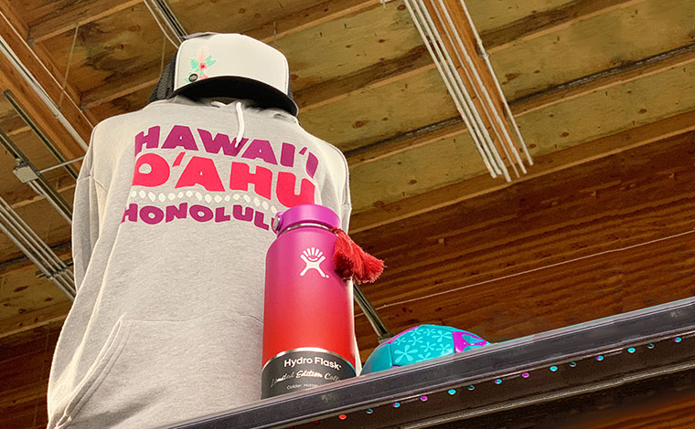 カイルア店で見つけたパーカー$49.99、色もサイズも豊富に揃っています。