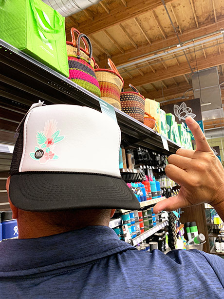 さりげないホールフーズのロゴがオシャレなキャップはユニセックス用＄19.99（カイルア店にて）