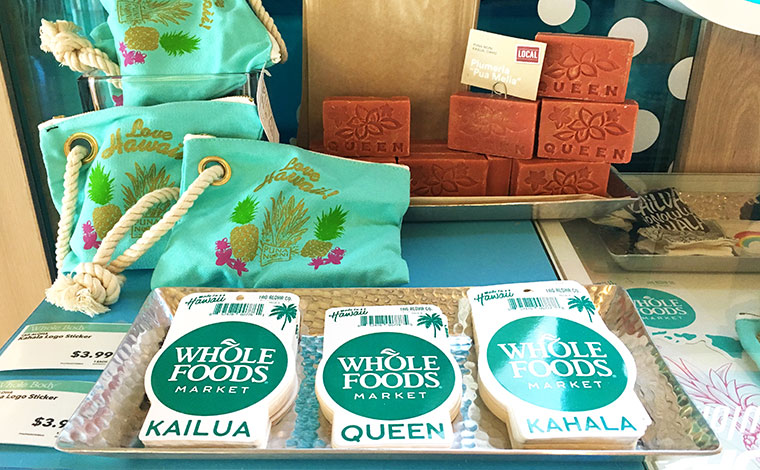 ホールフーズのロゴ入りステッカーは、ハワイ諸島の地図が描かれたものや、ヤシの木のモチーフを大きくあしらったものなどもあります。＄3.99