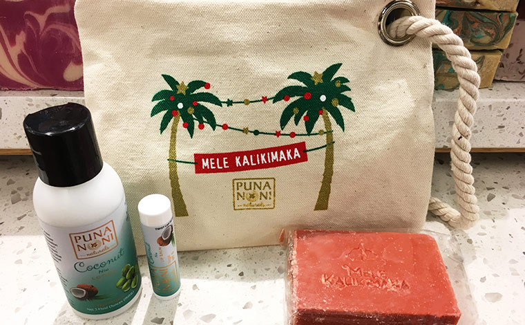 ハワイ限定＆クリスマス限定のMELE KALIKIMAKA（ハワイ語でメリークリスマスの意味）。リップ、ソープ、ミニボディクリーム入りです。＄21.99カハラ店にて