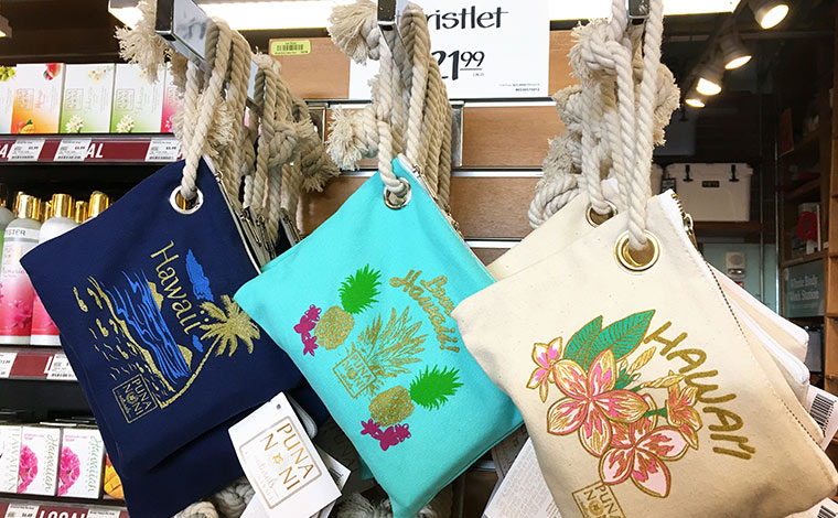 海やプルメリア、パイナップルをモチーフにしたPuna Noniシリーズ。＄21.99カハラ店にて