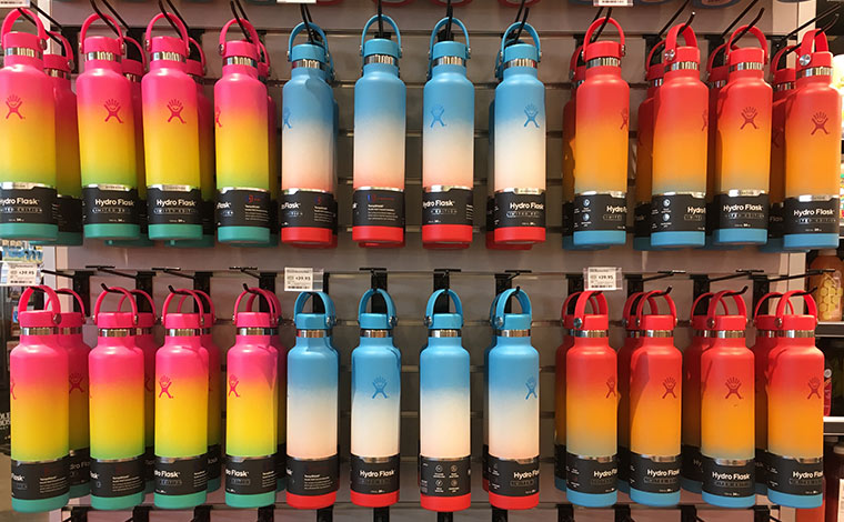 ハワイ限定、レインボーカラーのハイドロフラスク＄39.95〜（サイズにより異なります）クイーン店にて（ホールフーズ以外でも購入可能）